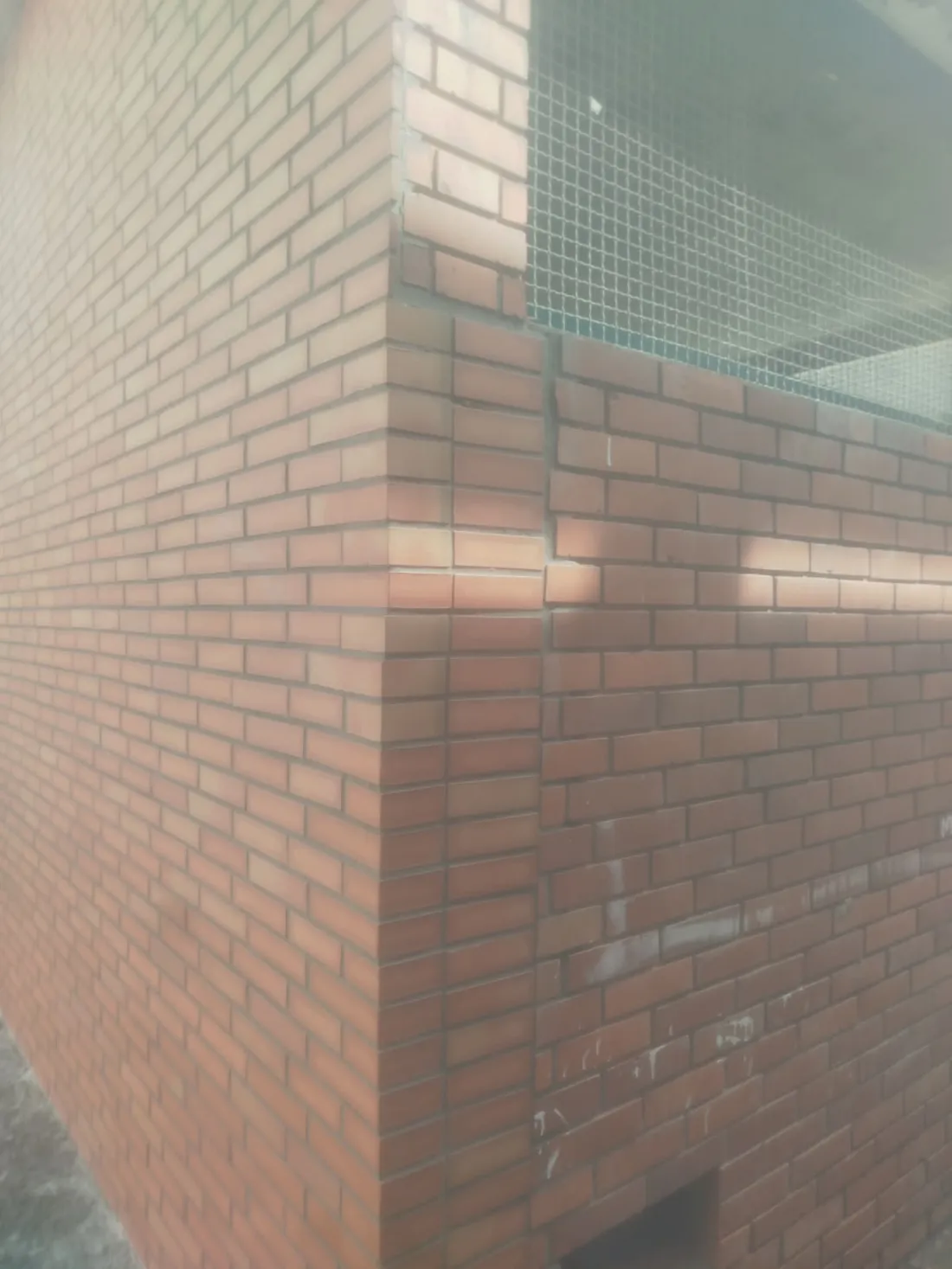 Parement brique en angle de façade à Toulouse