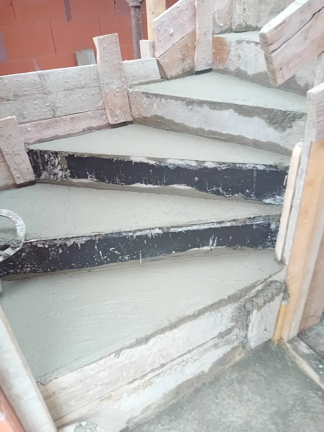 Escalier en béton réalisé par Sabit Altinsoy, France 3S Construction à Toulouse