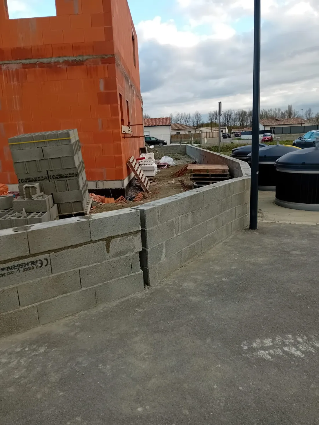 Mur en parpaings monté en maçonnerie à Toulouse